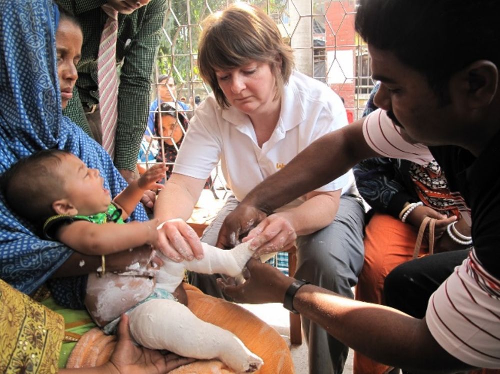Denise Watson conducting a plaster-casting training workshop